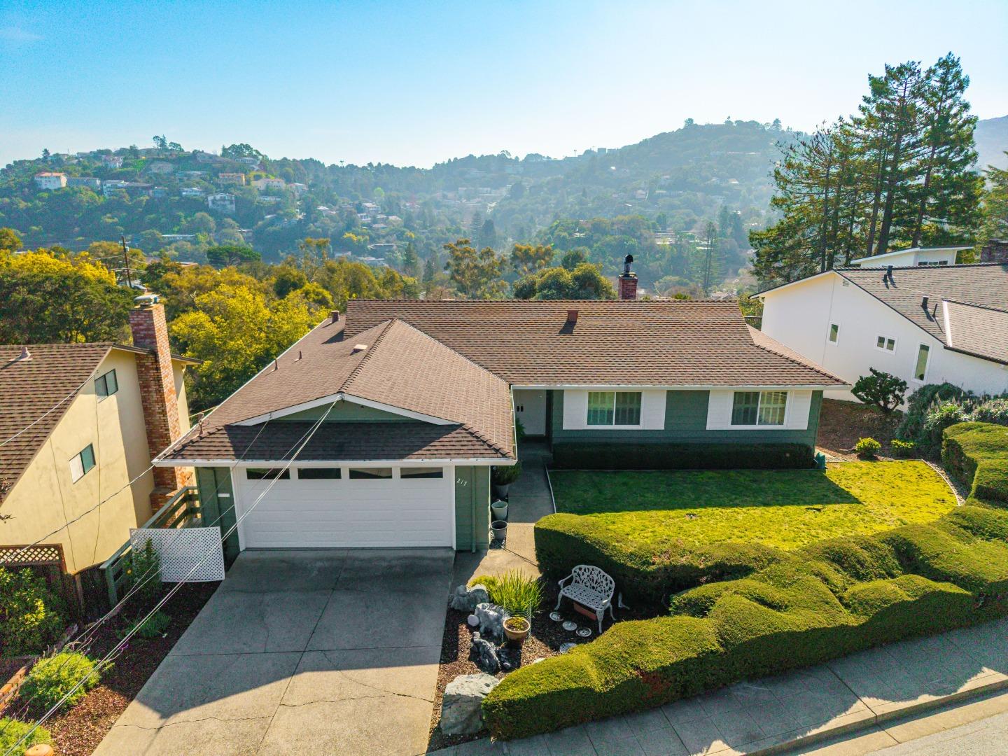 Detail Gallery Image 7 of 51 For 217 Bay View Dr, San Carlos,  CA 94070 - 4 Beds | 2/1 Baths