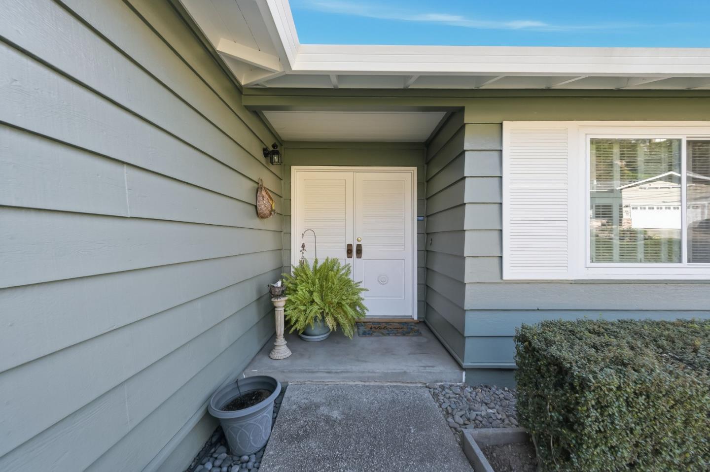 Detail Gallery Image 8 of 51 For 217 Bay View Dr, San Carlos,  CA 94070 - 4 Beds | 2/1 Baths