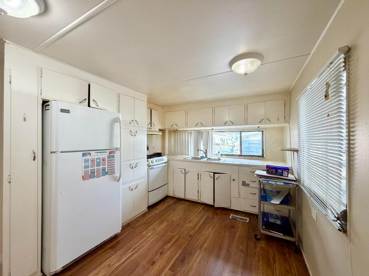 Detail Gallery Image 4 of 12 For 2855 Senter Rd #10,  San Jose,  CA 95111 - 1 Beds | 1 Baths