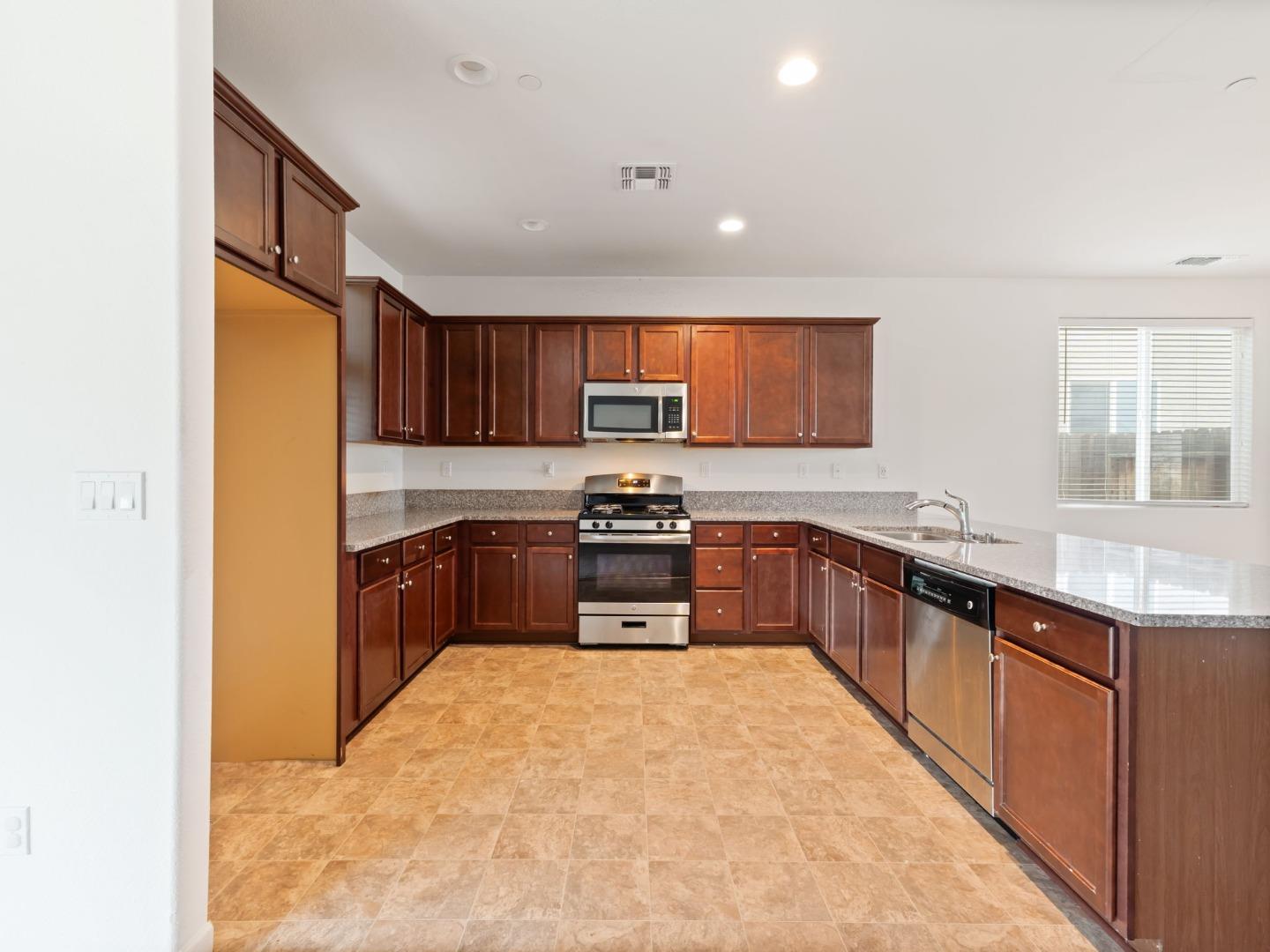 Detail Gallery Image 13 of 41 For 101 Rancho Mirage Rd, Madera,  CA 93638 - 3 Beds | 2 Baths