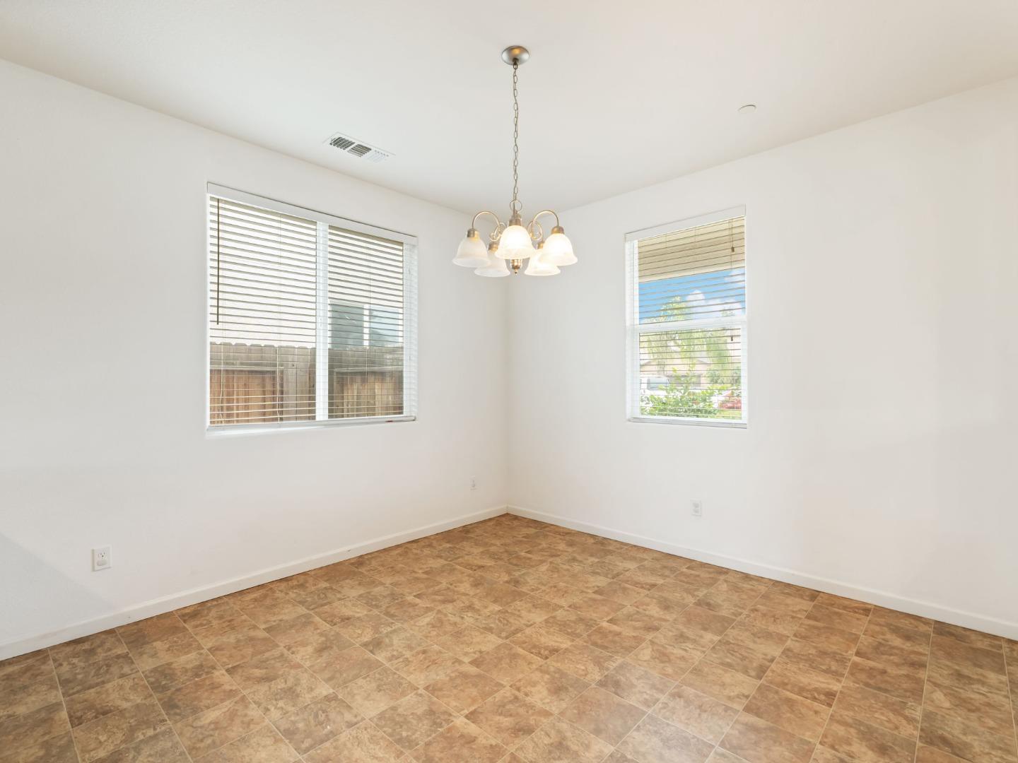 Detail Gallery Image 6 of 41 For 101 Rancho Mirage Rd, Madera,  CA 93638 - 3 Beds | 2 Baths