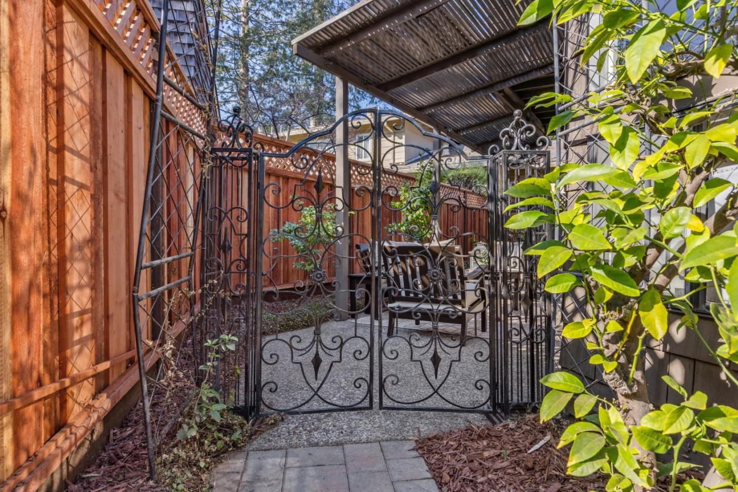 Detail Gallery Image 26 of 36 For 1317 Laurel St, Menlo Park,  CA 94025 - 3 Beds | 2 Baths