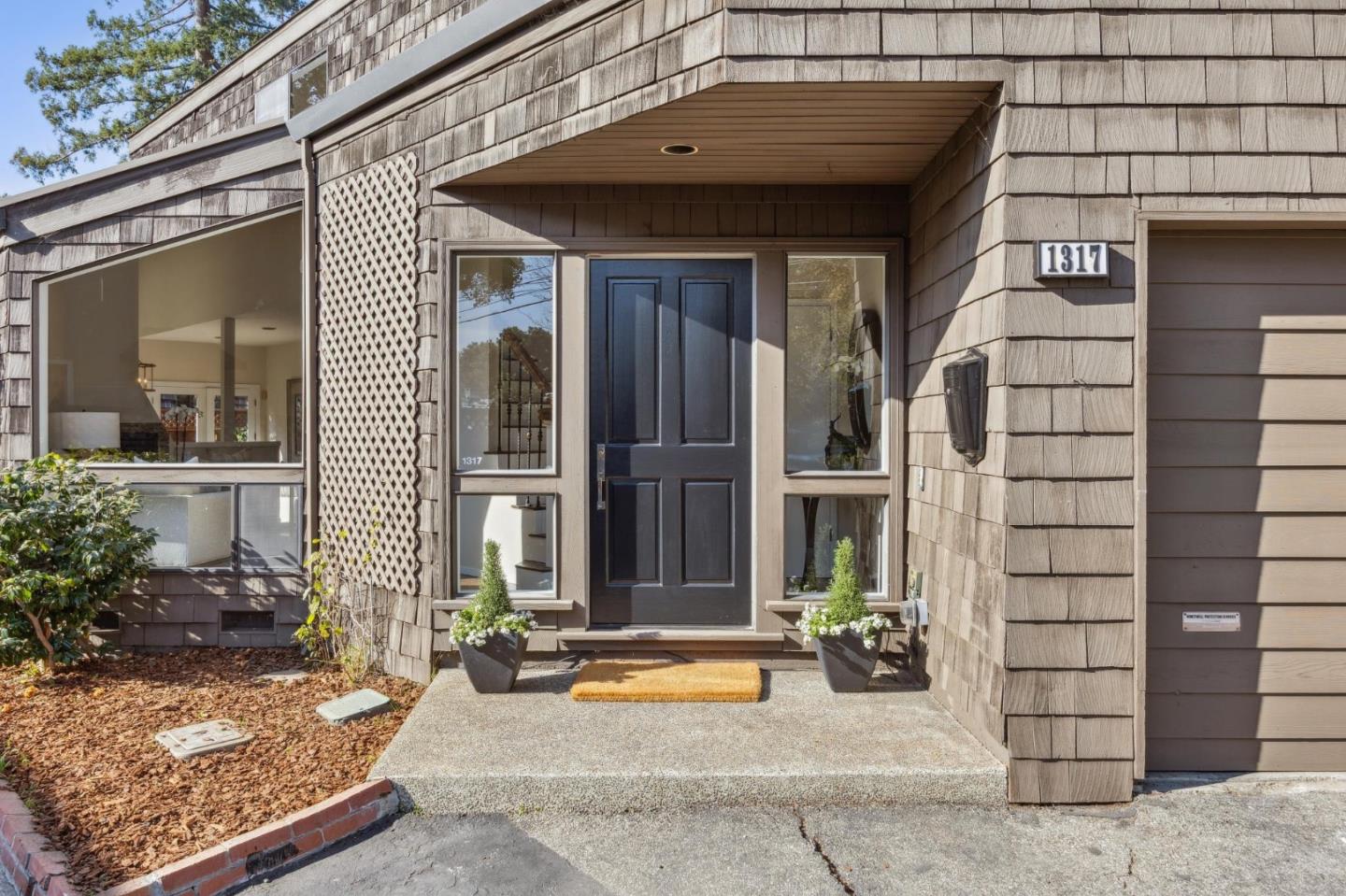 Detail Gallery Image 3 of 36 For 1317 Laurel St, Menlo Park,  CA 94025 - 3 Beds | 2 Baths