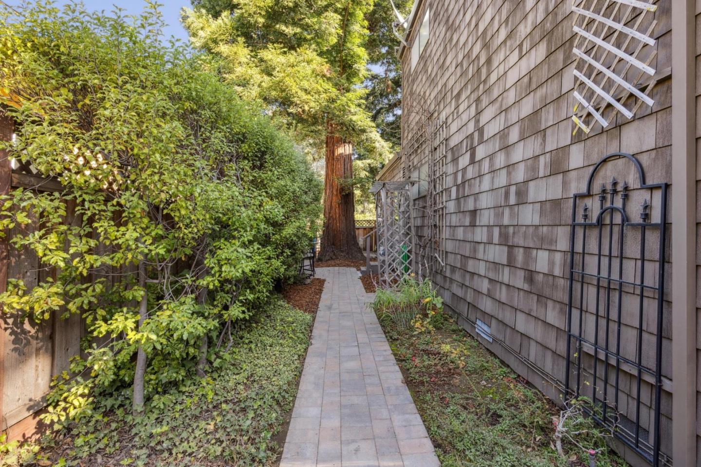 Detail Gallery Image 30 of 36 For 1317 Laurel St, Menlo Park,  CA 94025 - 3 Beds | 2 Baths