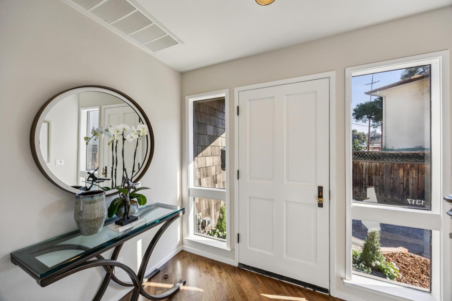 Detail Gallery Image 4 of 36 For 1317 Laurel St, Menlo Park,  CA 94025 - 3 Beds | 2 Baths