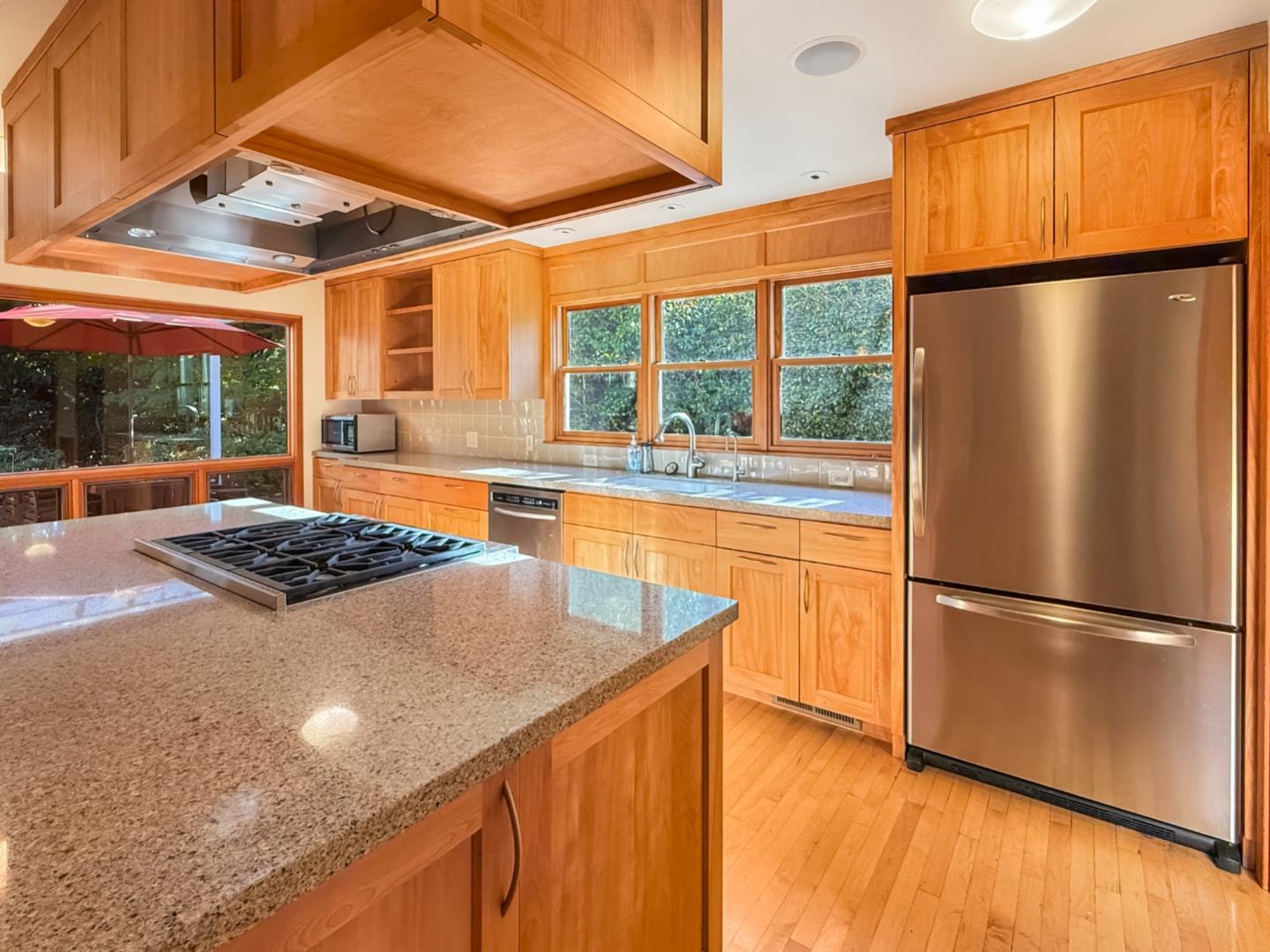 Detail Gallery Image 13 of 47 For 335 Claremont Way, Menlo Park,  CA 94025 - 3 Beds | 2/1 Baths