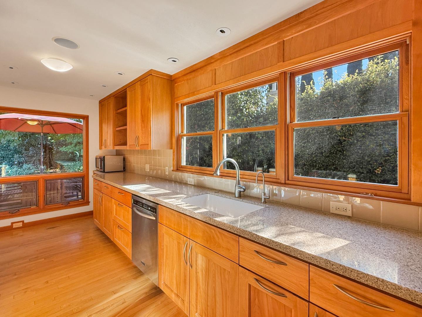 Detail Gallery Image 14 of 47 For 335 Claremont Way, Menlo Park,  CA 94025 - 3 Beds | 2/1 Baths