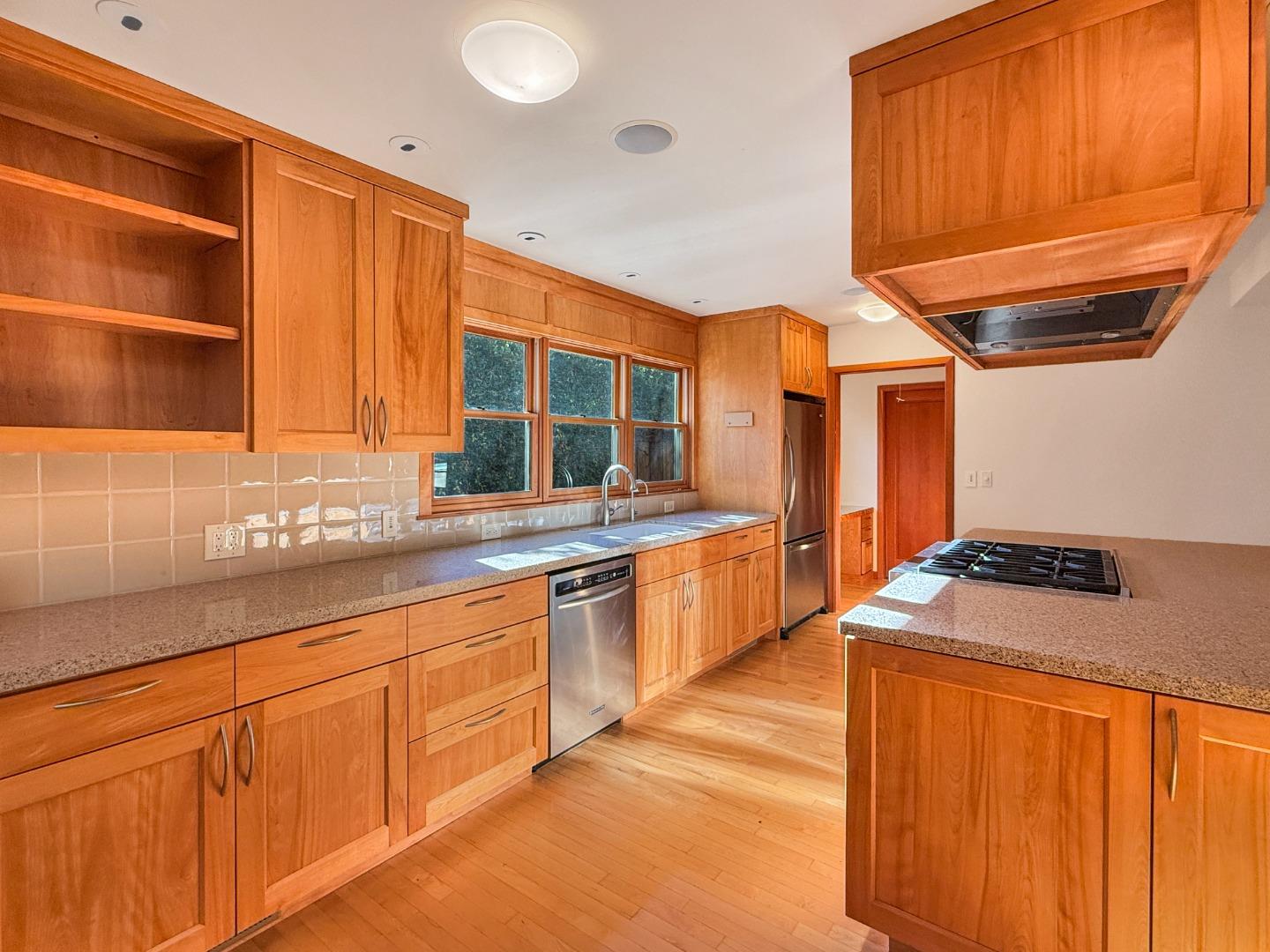 Detail Gallery Image 15 of 47 For 335 Claremont Way, Menlo Park,  CA 94025 - 3 Beds | 2/1 Baths