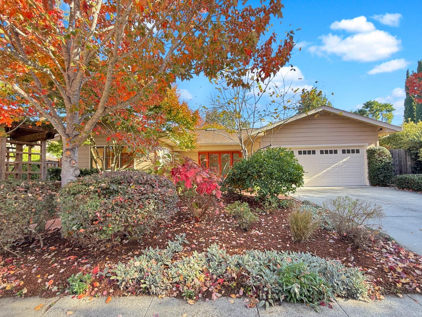 Detail Gallery Image 2 of 47 For 335 Claremont Way, Menlo Park,  CA 94025 - 3 Beds | 2/1 Baths