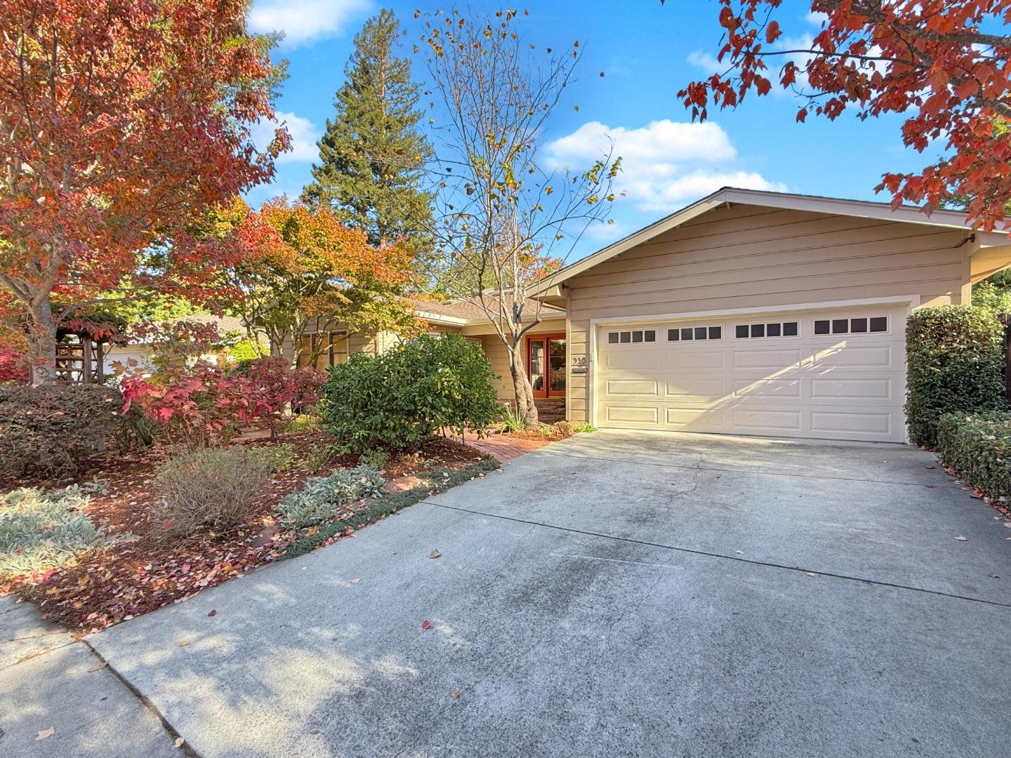 Detail Gallery Image 3 of 47 For 335 Claremont Way, Menlo Park,  CA 94025 - 3 Beds | 2/1 Baths