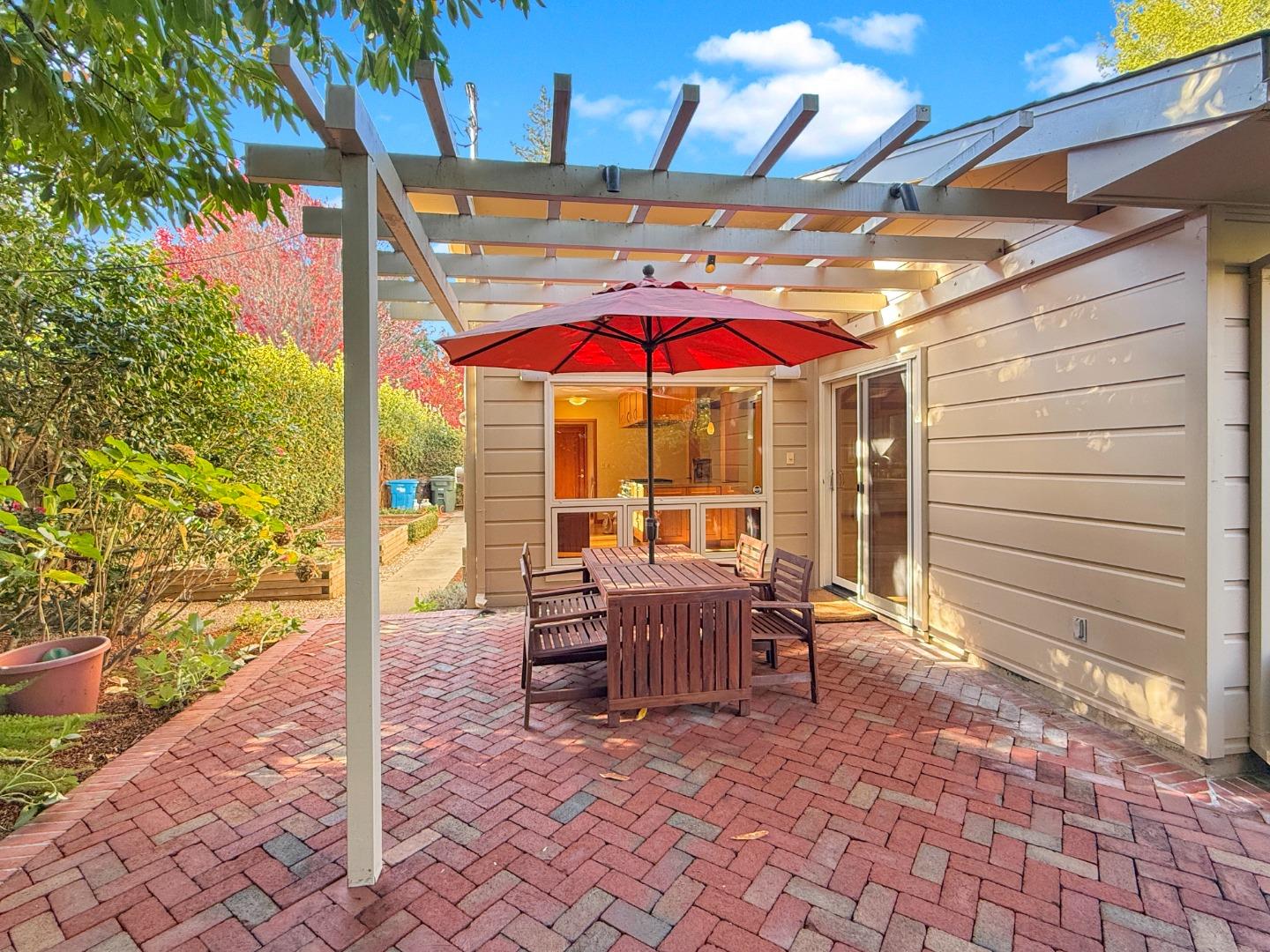 Detail Gallery Image 31 of 47 For 335 Claremont Way, Menlo Park,  CA 94025 - 3 Beds | 2/1 Baths