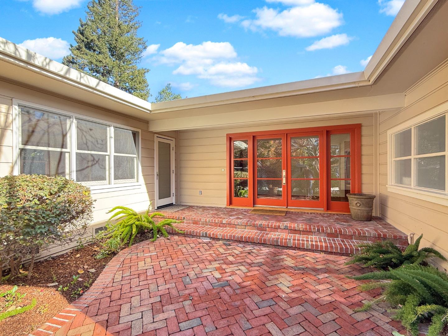 Detail Gallery Image 4 of 47 For 335 Claremont Way, Menlo Park,  CA 94025 - 3 Beds | 2/1 Baths