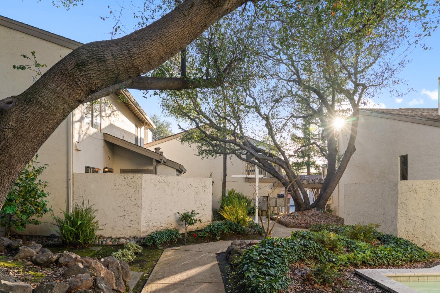 Detail Gallery Image 5 of 45 For 19224 Vineyard, Saratoga,  CA 95070 - 2 Beds | 1/1 Baths