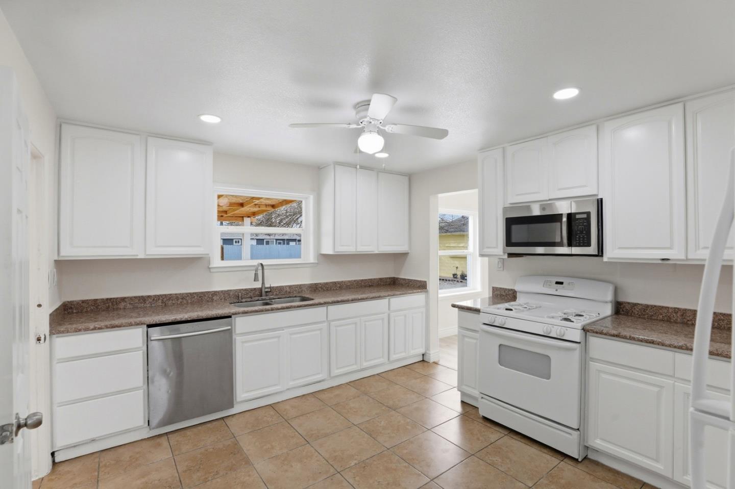 Detail Gallery Image 15 of 32 For 3712 42nd Ave, Sacramento,  CA 95824 - 3 Beds | 1 Baths