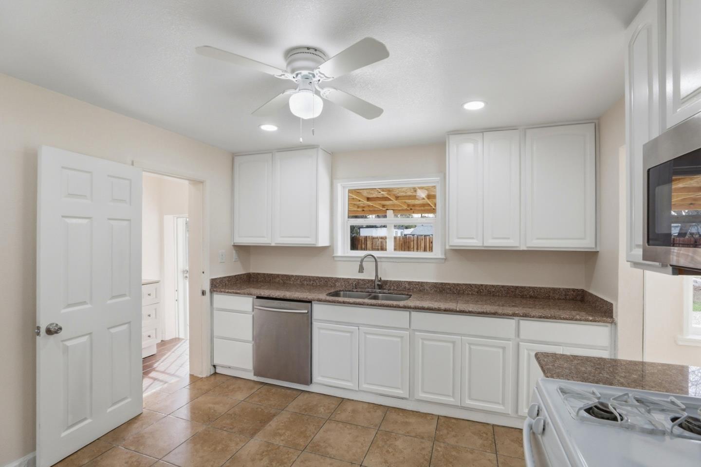 Detail Gallery Image 16 of 32 For 3712 42nd Ave, Sacramento,  CA 95824 - 3 Beds | 1 Baths