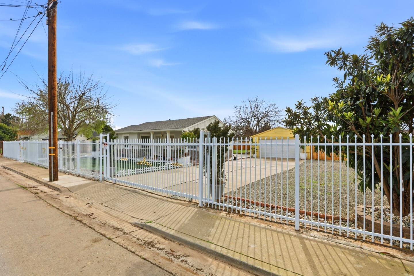 Detail Gallery Image 3 of 32 For 3712 42nd Ave, Sacramento,  CA 95824 - 3 Beds | 1 Baths