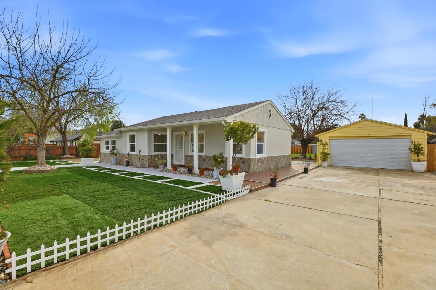 Detail Gallery Image 5 of 32 For 3712 42nd Ave, Sacramento,  CA 95824 - 3 Beds | 1 Baths