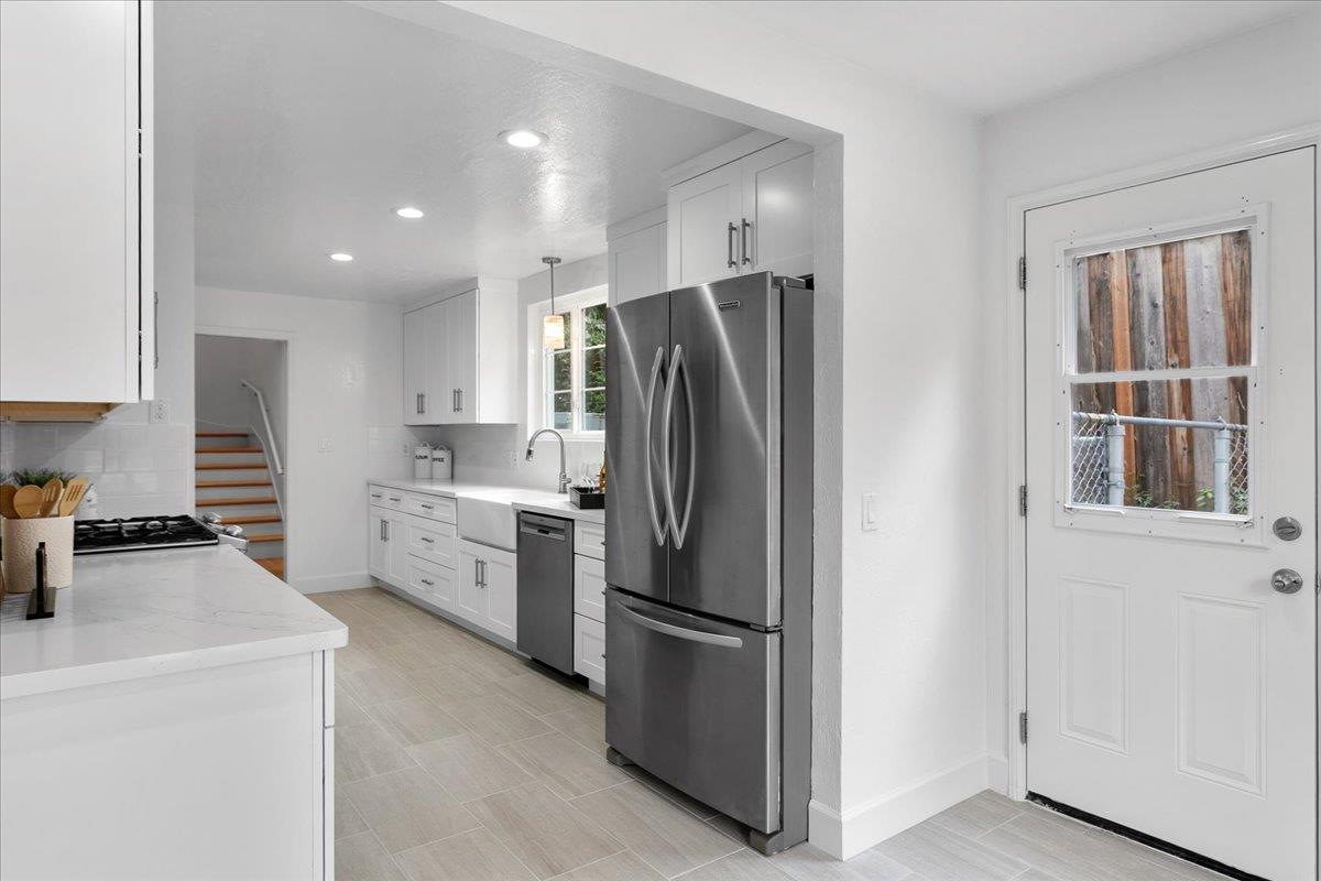 Detail Gallery Image 18 of 67 For 726 Hillcrest Dr, Redwood City,  CA 94062 - 4 Beds | 2/1 Baths