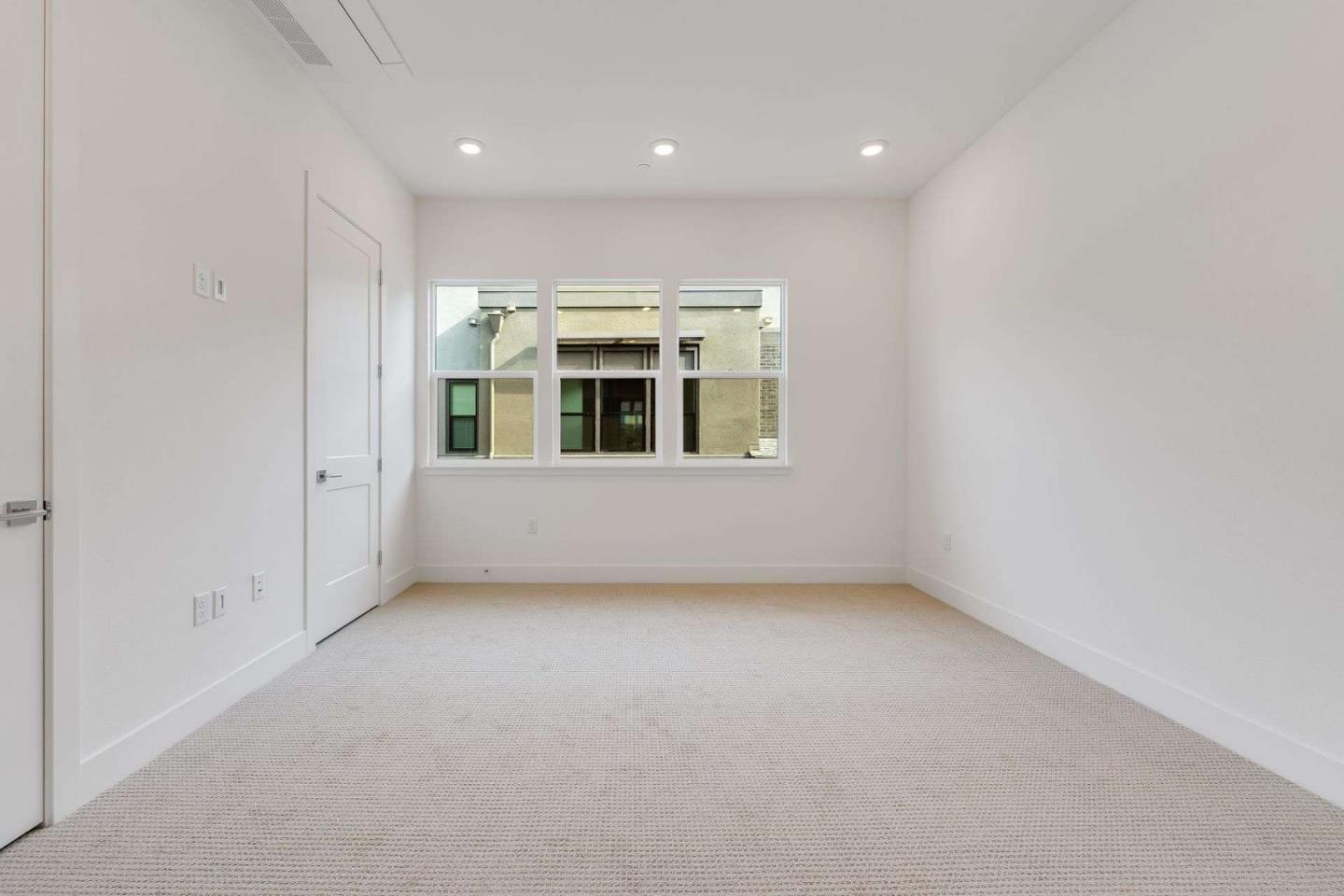 Detail Gallery Image 10 of 26 For 202 Stone Pine Ter #6,  Sunnyvale,  CA 94086 - 2 Beds | 2/1 Baths