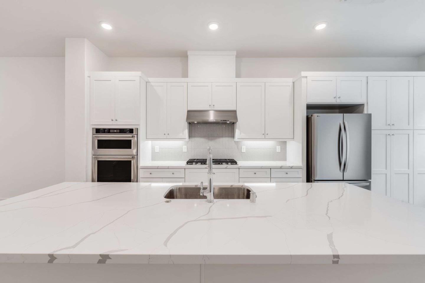 Detail Gallery Image 4 of 26 For 202 Stone Pine Ter #6,  Sunnyvale,  CA 94086 - 2 Beds | 2/1 Baths