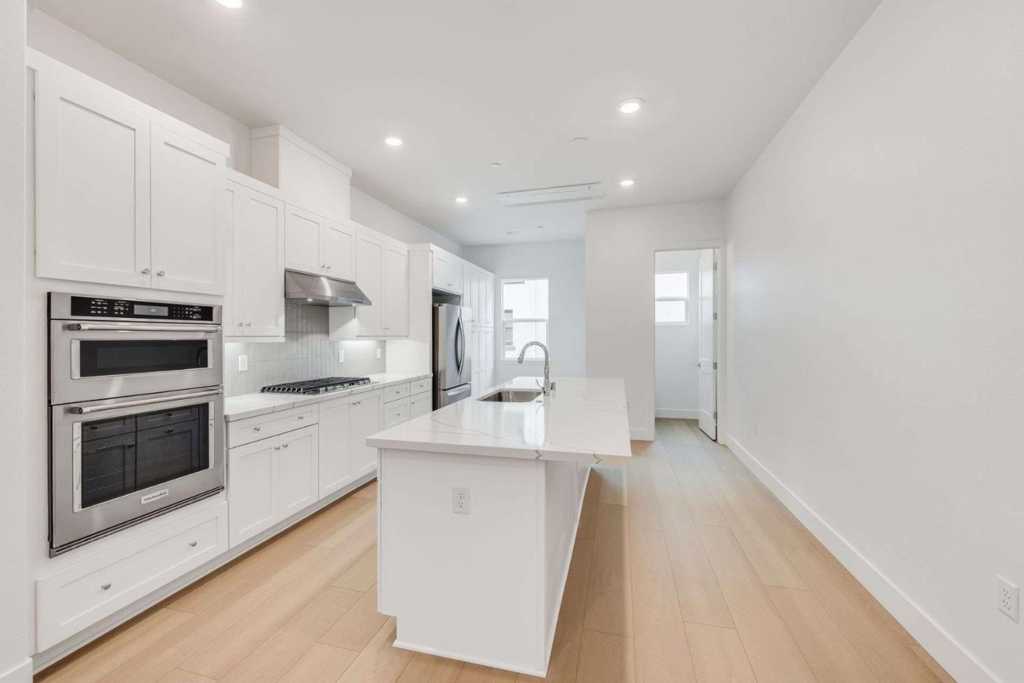 Detail Gallery Image 5 of 26 For 202 Stone Pine Ter #6,  Sunnyvale,  CA 94086 - 2 Beds | 2/1 Baths