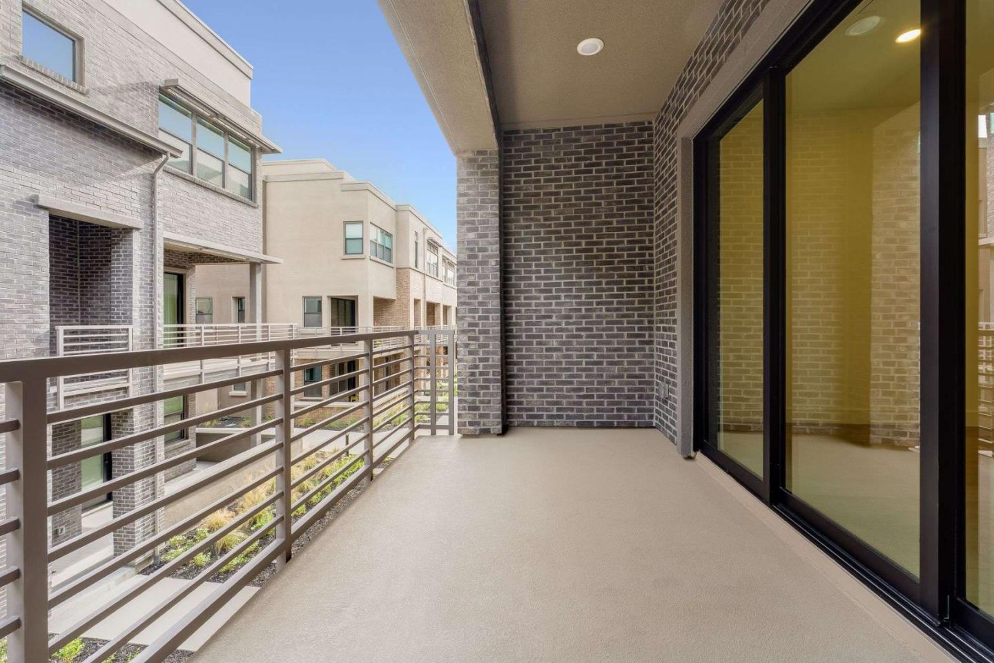 Detail Gallery Image 9 of 26 For 202 Stone Pine Ter #6,  Sunnyvale,  CA 94086 - 2 Beds | 2/1 Baths