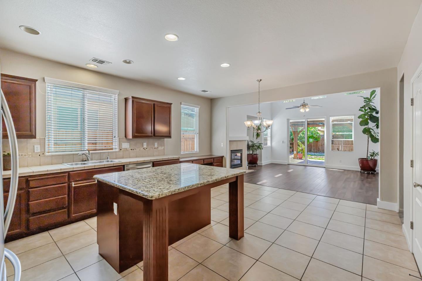 Detail Gallery Image 4 of 26 For 3760 Mirtoon Sea Ave, Sacramento,  CA 95834 - 4 Beds | 3 Baths