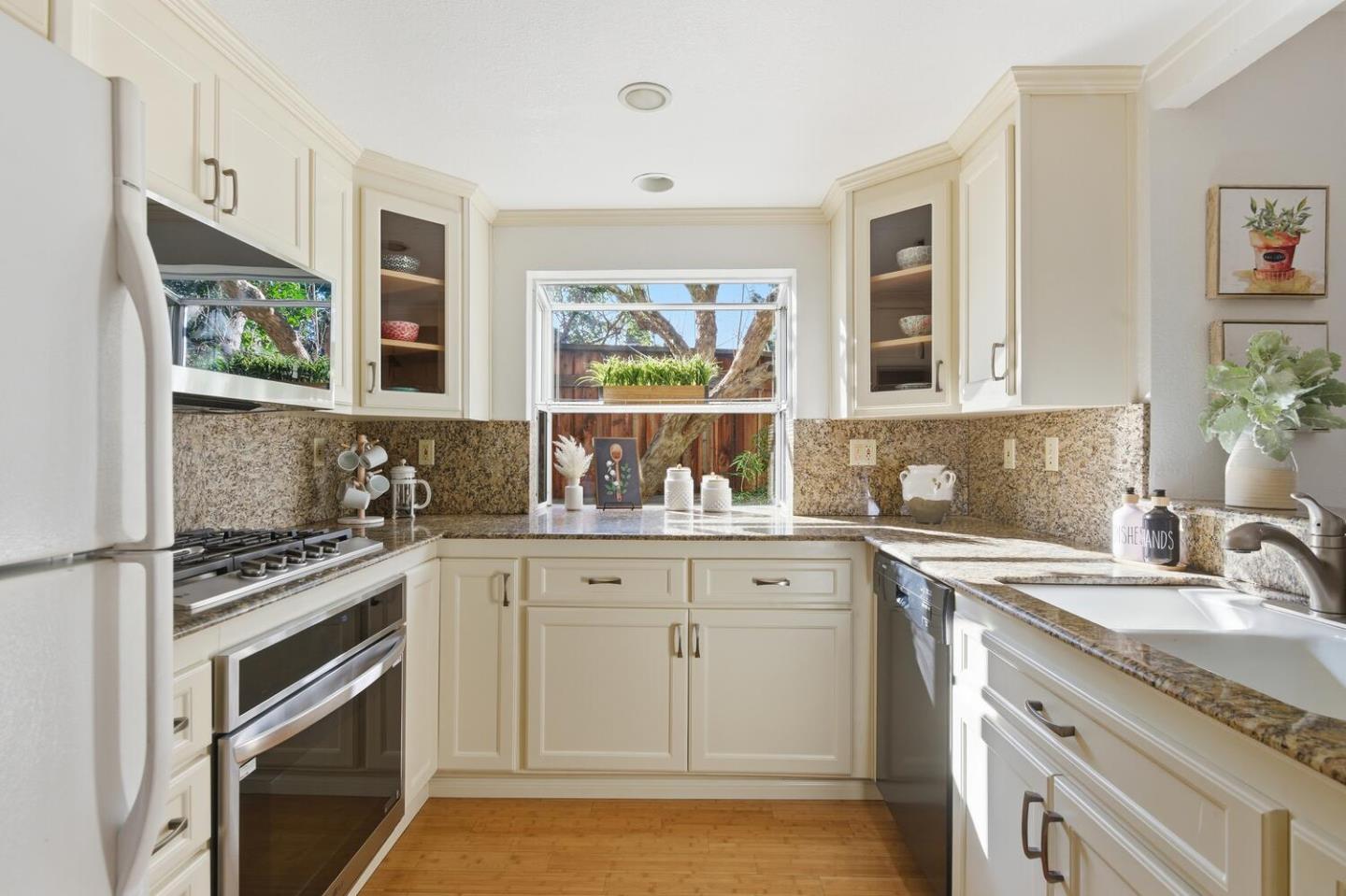 Detail Gallery Image 10 of 26 For 4650 Corrida Cir, San Jose,  CA 95129 - 2 Beds | 2 Baths