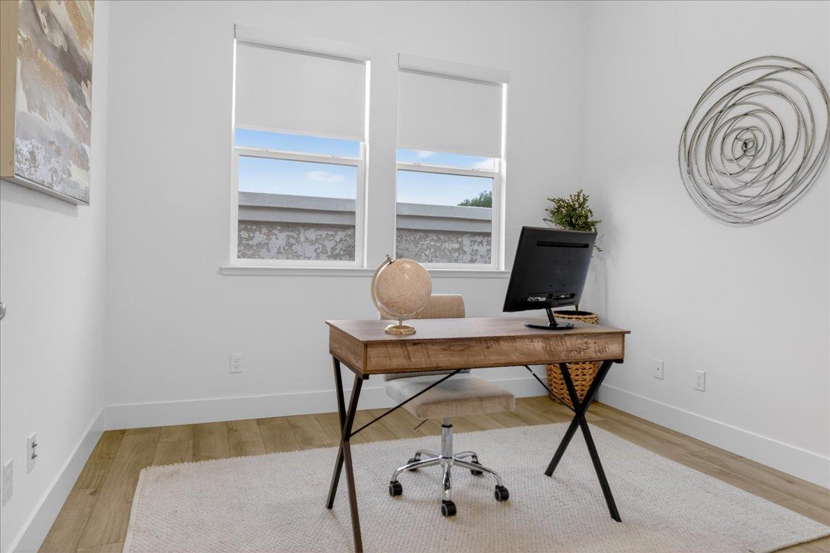 Detail Gallery Image 10 of 18 For 2102 White Oak Dr, Hollister,  CA 95023 - 2 Beds | 2 Baths