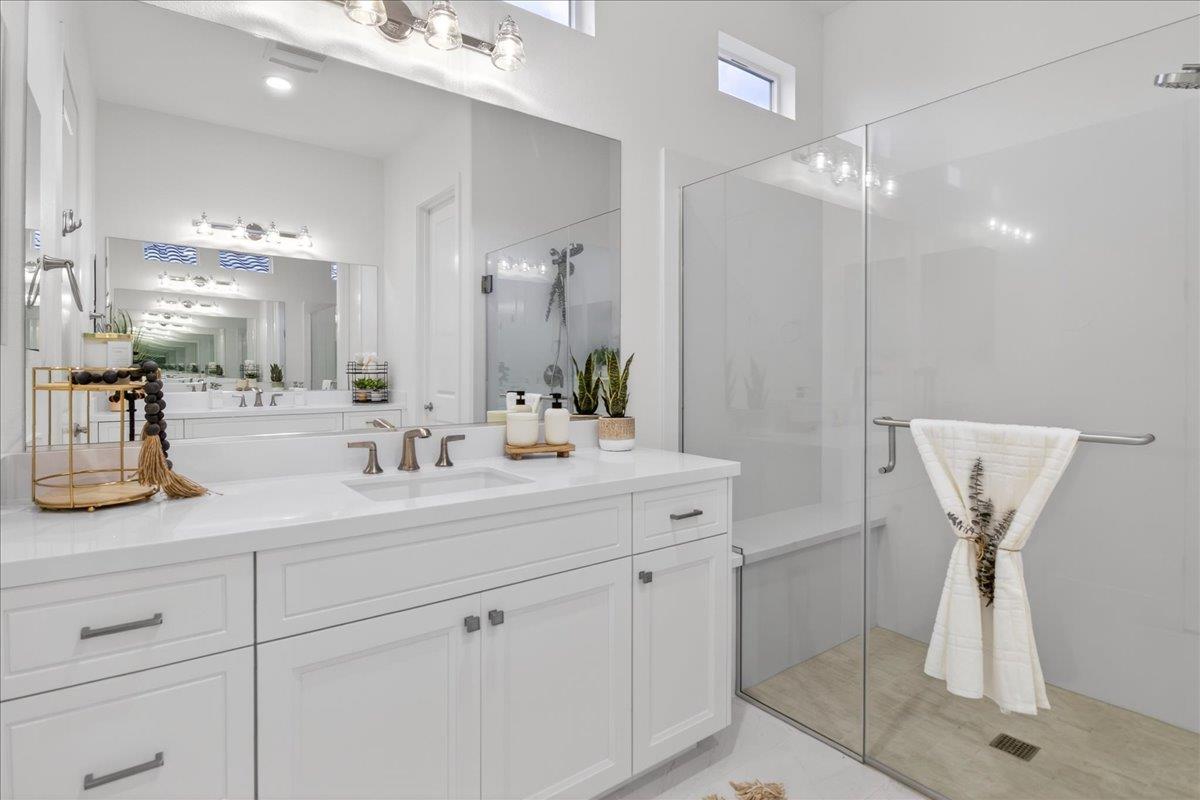 Detail Gallery Image 12 of 18 For 2102 White Oak Dr, Hollister,  CA 95023 - 2 Beds | 2 Baths