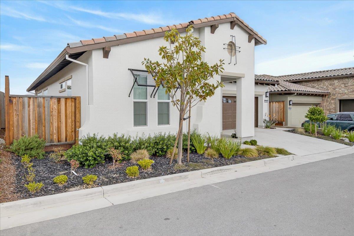 Detail Gallery Image 2 of 18 For 2102 White Oak Dr, Hollister,  CA 95023 - 2 Beds | 2 Baths