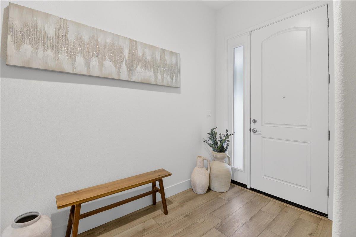 Detail Gallery Image 3 of 18 For 2102 White Oak Dr, Hollister,  CA 95023 - 2 Beds | 2 Baths