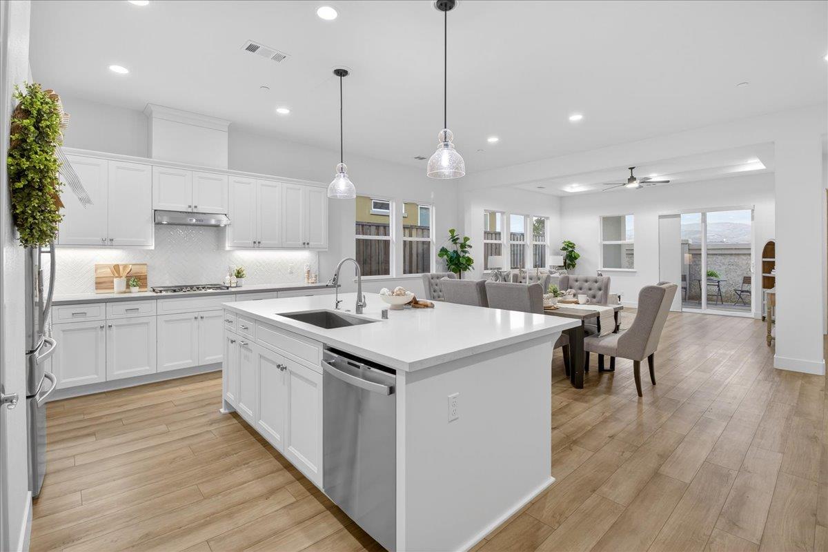 Detail Gallery Image 4 of 18 For 2102 White Oak Dr, Hollister,  CA 95023 - 2 Beds | 2 Baths