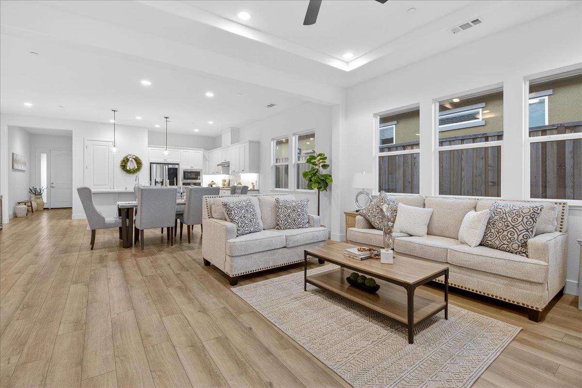 Detail Gallery Image 7 of 18 For 2102 White Oak Dr, Hollister,  CA 95023 - 2 Beds | 2 Baths