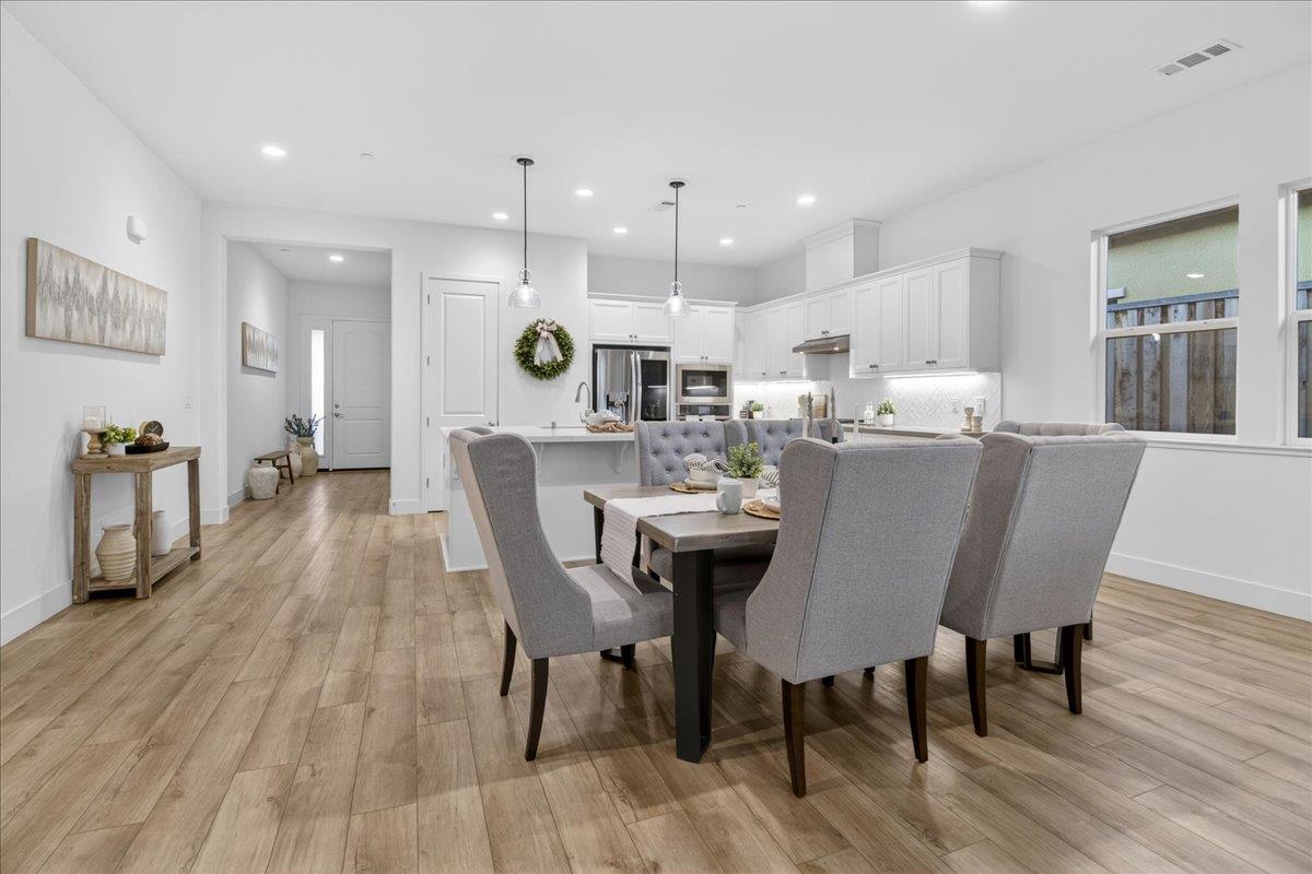 Detail Gallery Image 8 of 18 For 2102 White Oak Dr, Hollister,  CA 95023 - 2 Beds | 2 Baths