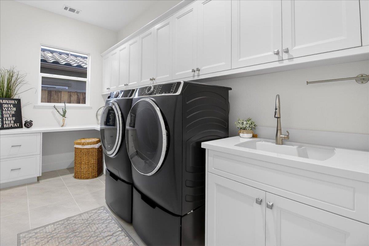 Detail Gallery Image 9 of 18 For 2102 White Oak Dr, Hollister,  CA 95023 - 2 Beds | 2 Baths