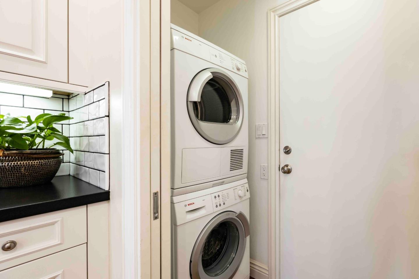 Detail Gallery Image 15 of 25 For 11 Chateau Dr, Menlo Park,  CA 94025 - 3 Beds | 3 Baths