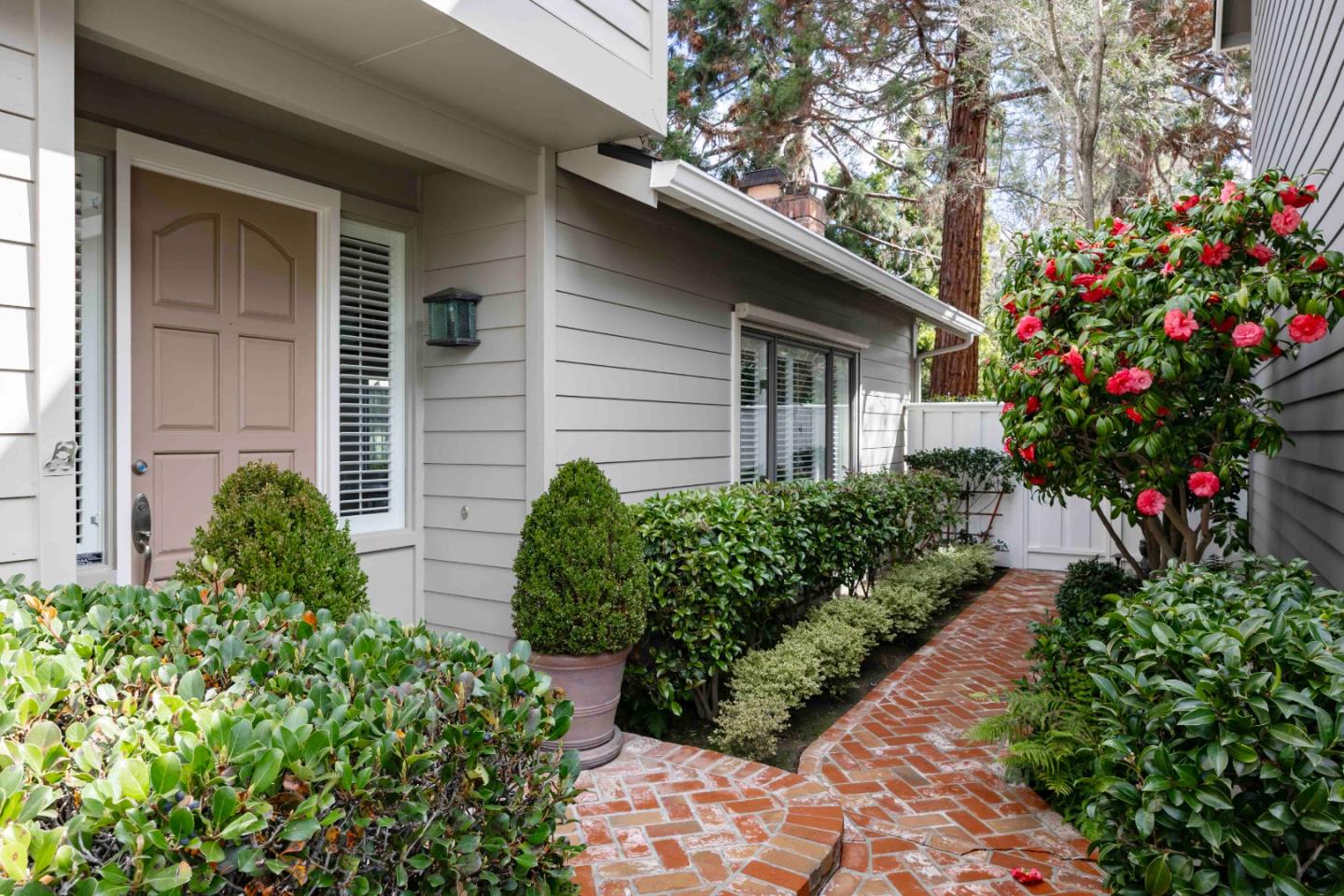 Detail Gallery Image 3 of 25 For 11 Chateau Dr, Menlo Park,  CA 94025 - 3 Beds | 3 Baths