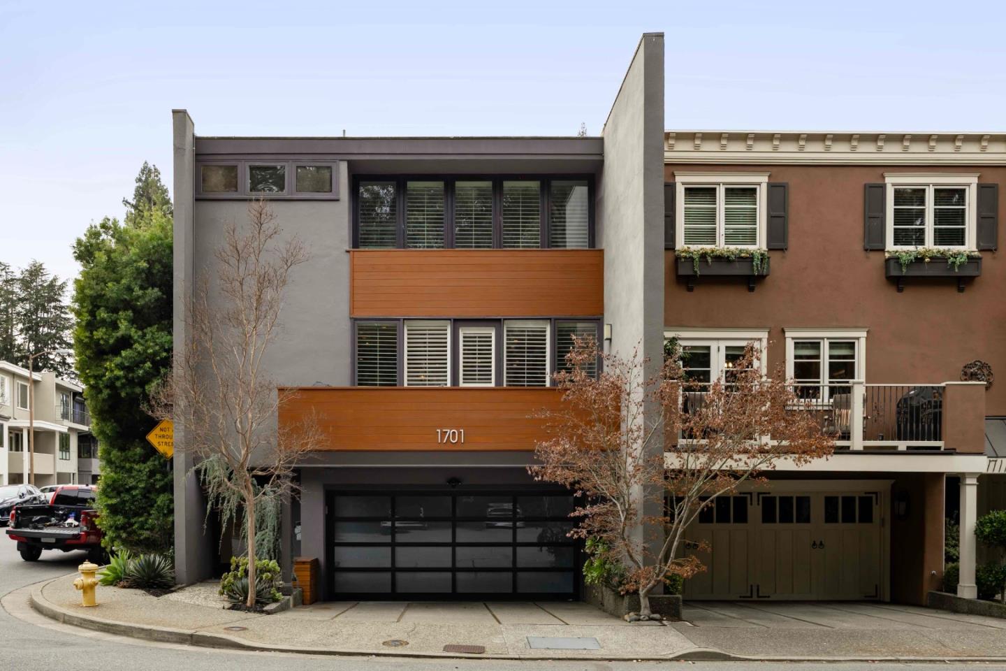 Detail Gallery Image 2 of 22 For 1701 Stone Pine Ln, Menlo Park,  CA 94025 - 2 Beds | 2/1 Baths