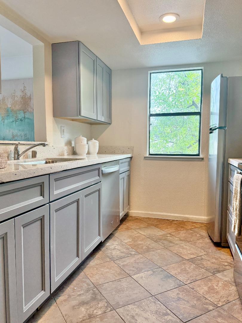 Detail Gallery Image 3 of 18 For 5274 Makati Cir, San Jose,  CA 95123 - 2 Beds | 2 Baths