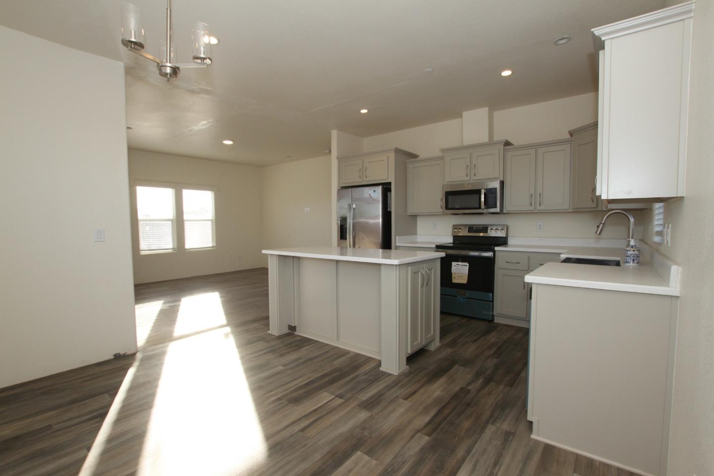 Detail Gallery Image 7 of 11 For 2055 Rucker Ave, Gilroy,  CA 95020 - 3 Beds | 2 Baths