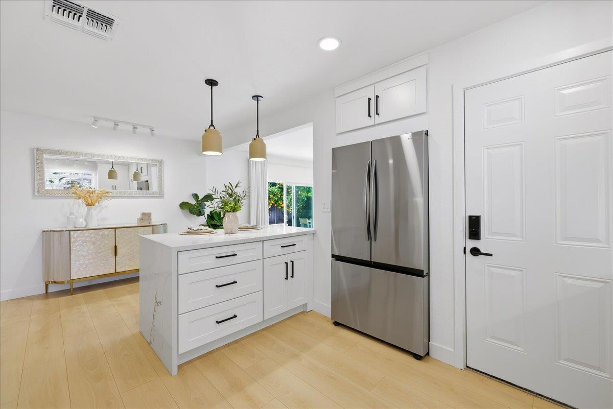 Detail Gallery Image 13 of 49 For 992 Hibiscus Ln, San Jose,  CA 95117 - 3 Beds | 2 Baths