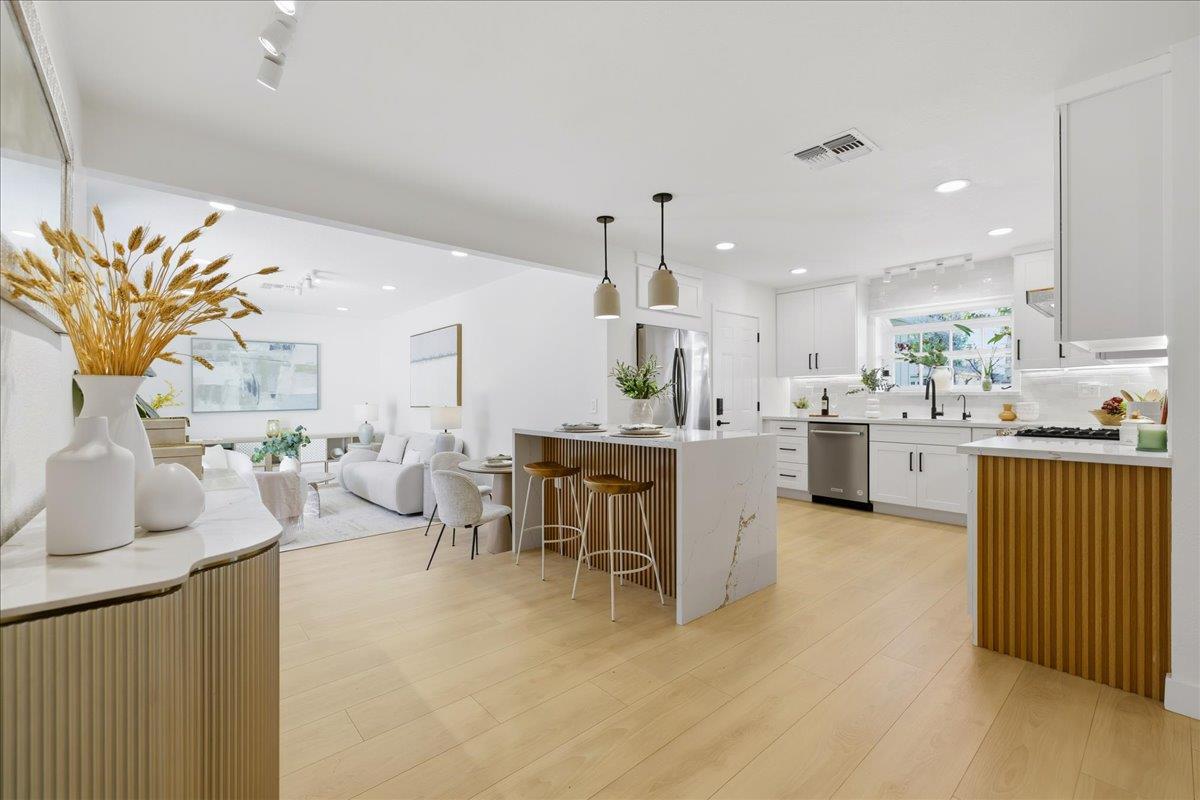 Detail Gallery Image 14 of 49 For 992 Hibiscus Ln, San Jose,  CA 95117 - 3 Beds | 2 Baths