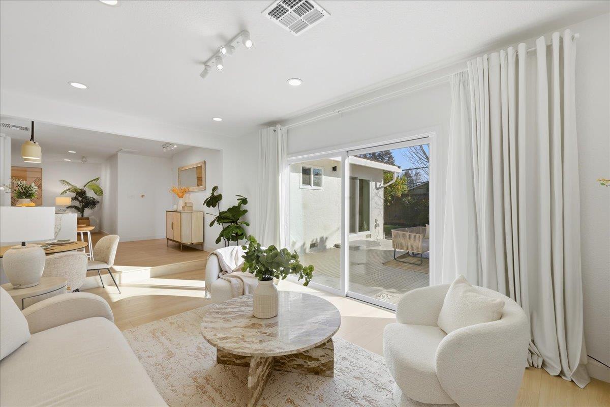 Detail Gallery Image 4 of 49 For 992 Hibiscus Ln, San Jose,  CA 95117 - 3 Beds | 2 Baths