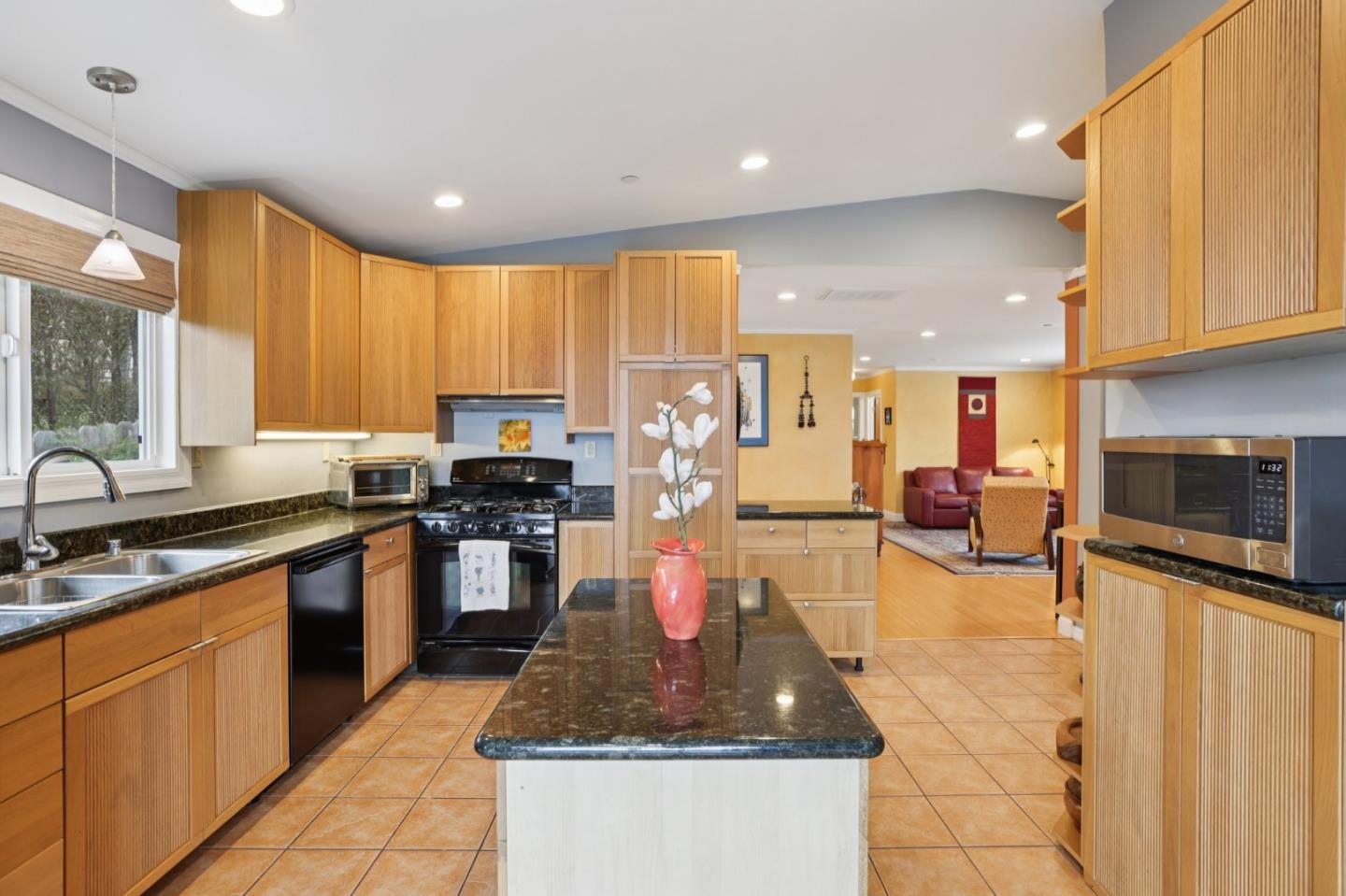 Detail Gallery Image 15 of 33 For 696 Francisco St, El Granada,  CA 94018 - 3 Beds | 2 Baths