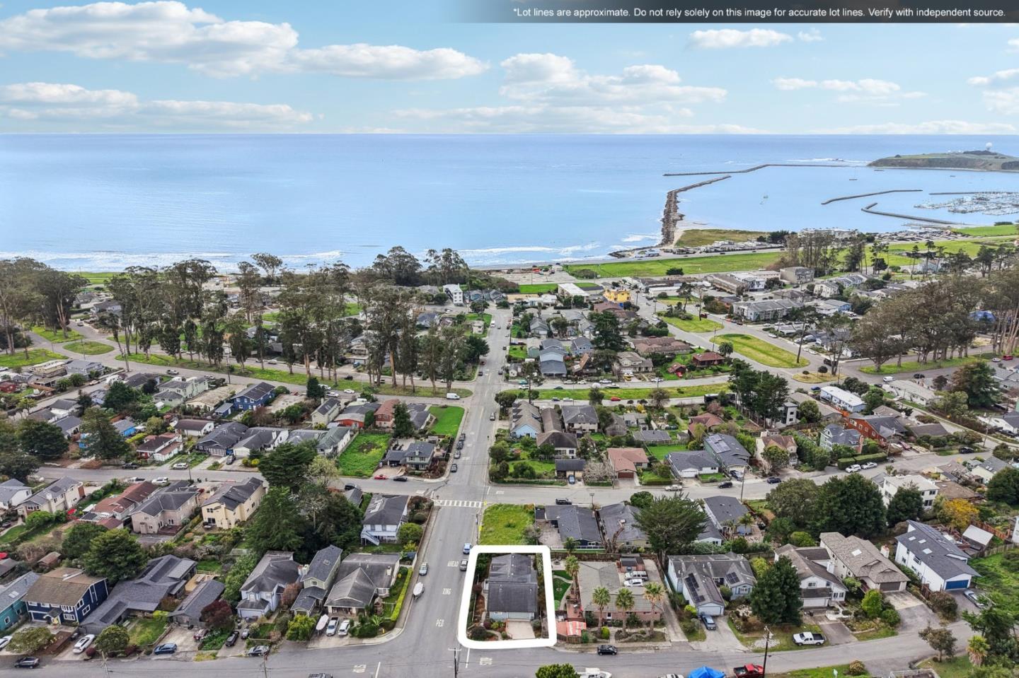 Detail Gallery Image 2 of 33 For 696 Francisco St, El Granada,  CA 94018 - 3 Beds | 2 Baths