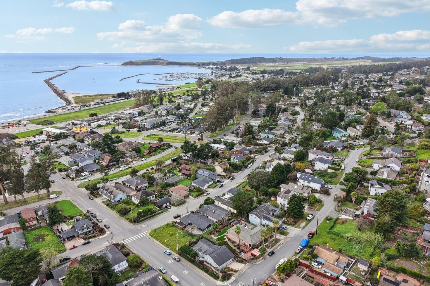 Detail Gallery Image 32 of 33 For 696 Francisco St, El Granada,  CA 94018 - 3 Beds | 2 Baths