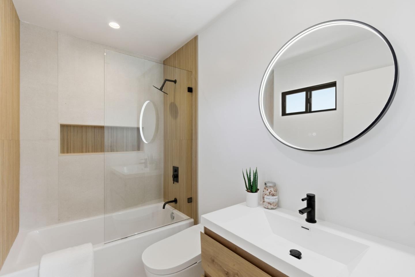 Detail Gallery Image 16 of 35 For 1144 Bernal Ave, Burlingame,  CA 94010 - 4 Beds | 4/1 Baths