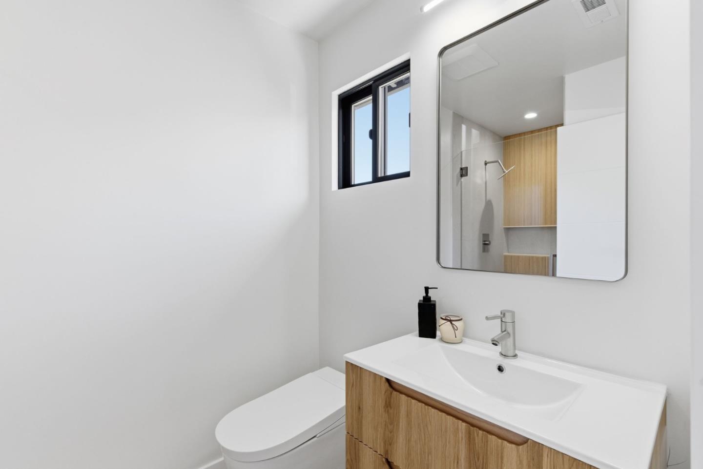 Detail Gallery Image 18 of 35 For 1144 Bernal Ave, Burlingame,  CA 94010 - 4 Beds | 4/1 Baths