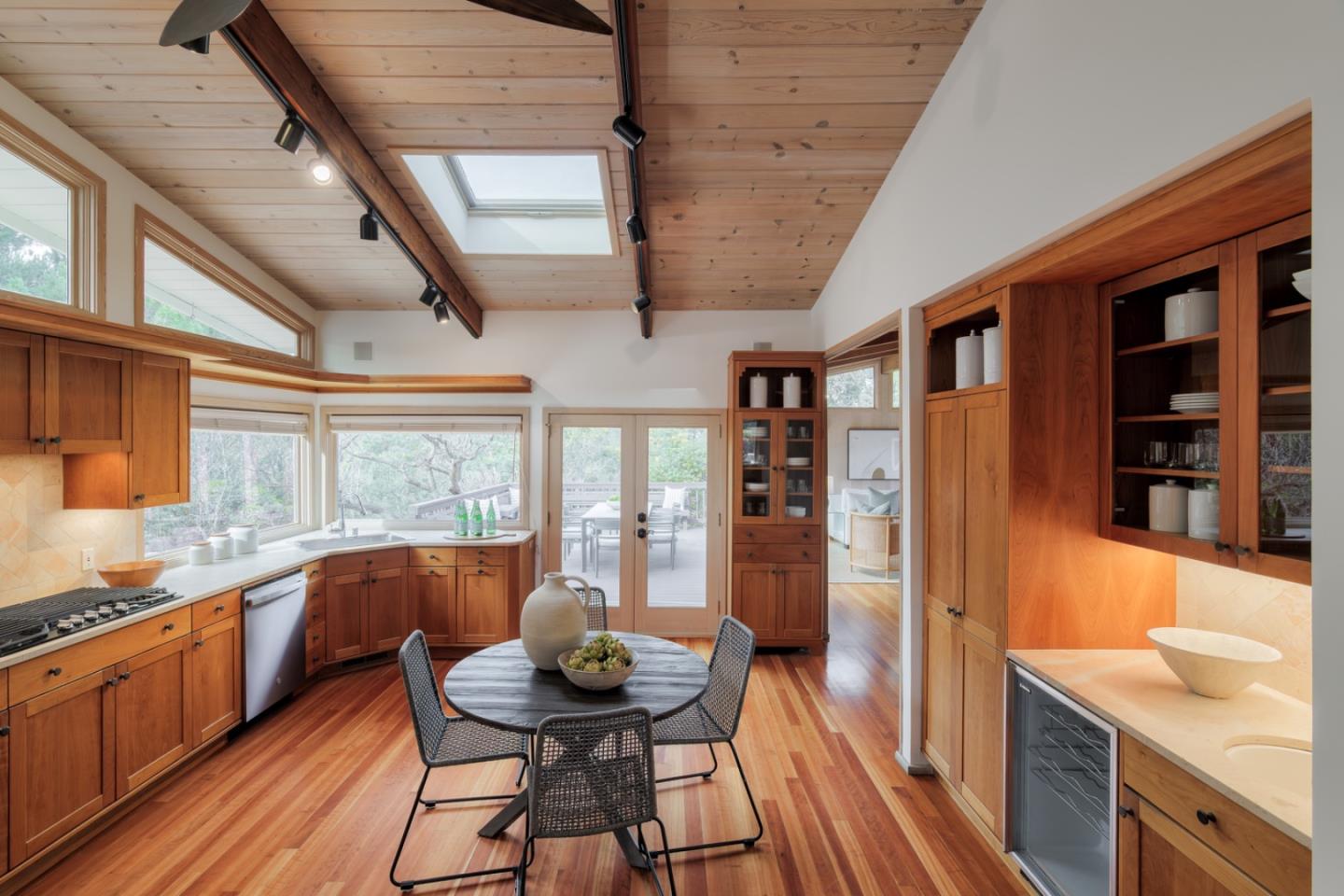 Detail Gallery Image 11 of 29 For 888 Robb Rd, Palo Alto,  CA 94306 - 4 Beds | 3/1 Baths